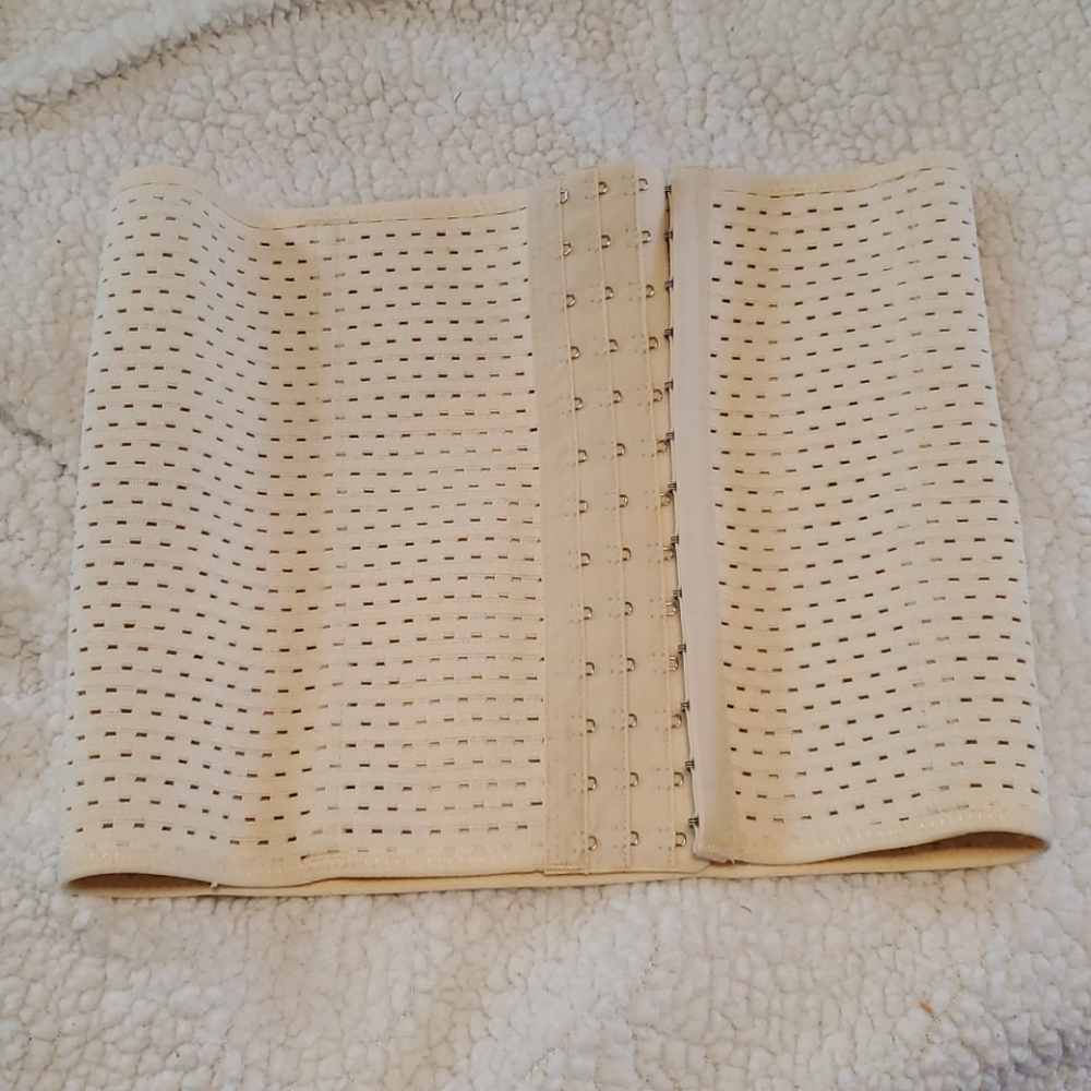 NWOT Ladies cream colored waist trainer